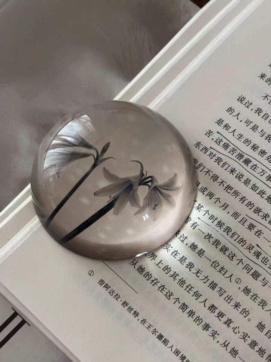 Rund, klar krystalpapirvægt i poleret glas til skrivebordet – dekoration til kontor og hjem (diameter: 7 cm)