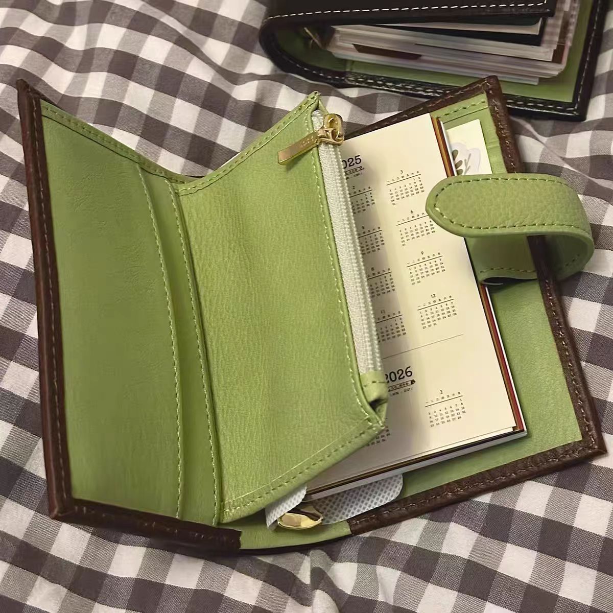 Loose-leaf notebook (contains 40 blank pages)