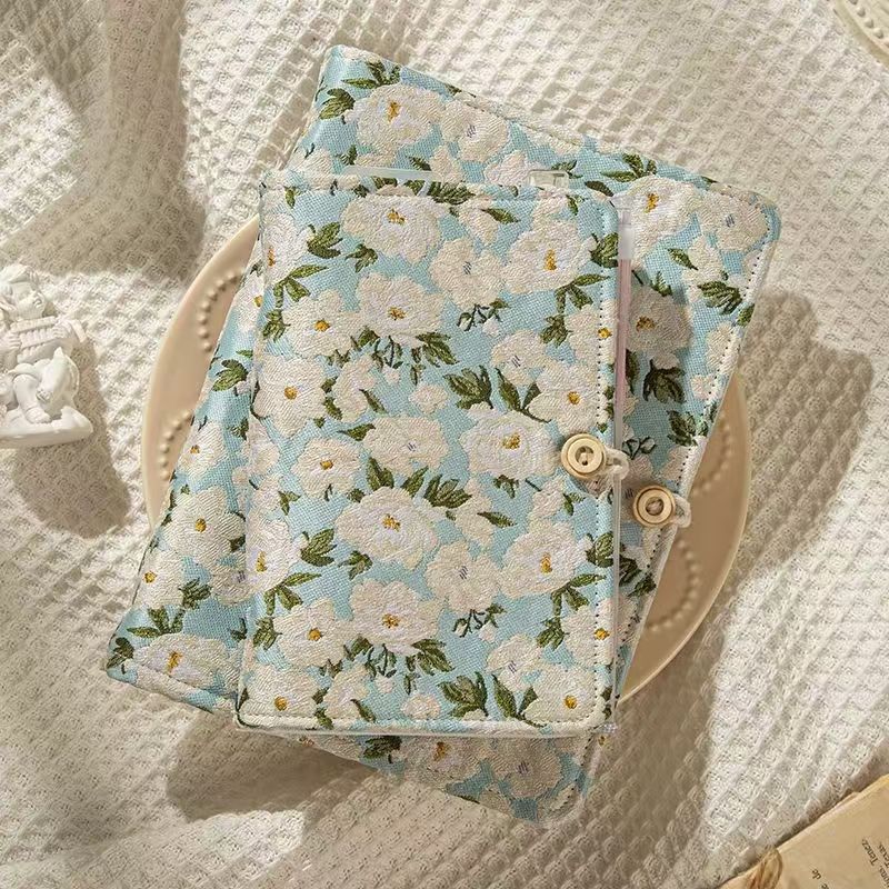 Loose-leaf notebook with fabric cover and 90 blank inner pages