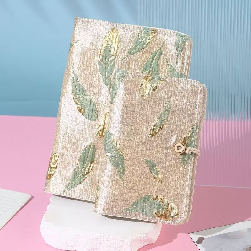 Loose-leaf notebook with fabric cover and 90 blank inner pages