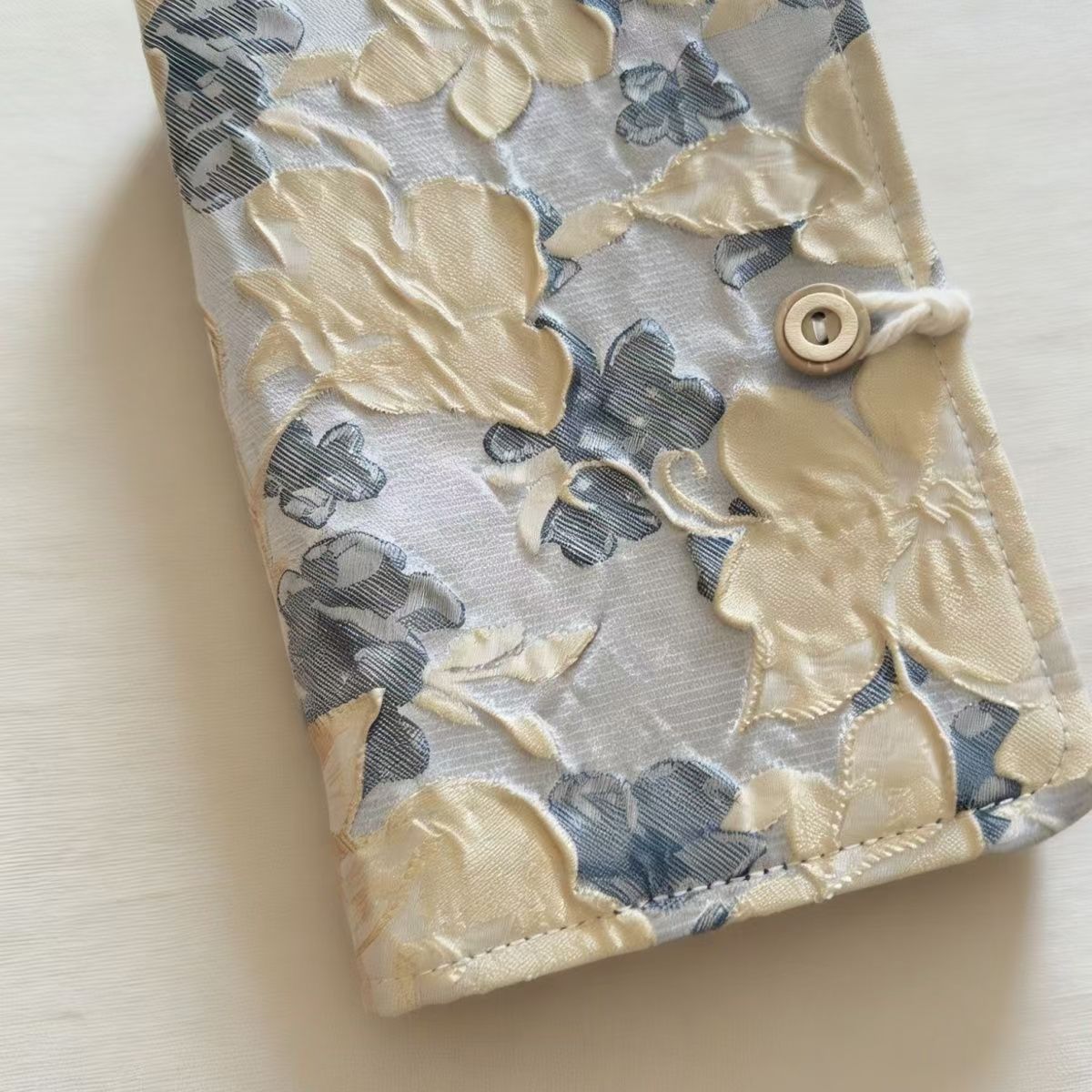 Loose-leaf notebook with fabric cover and 90 blank inner pages