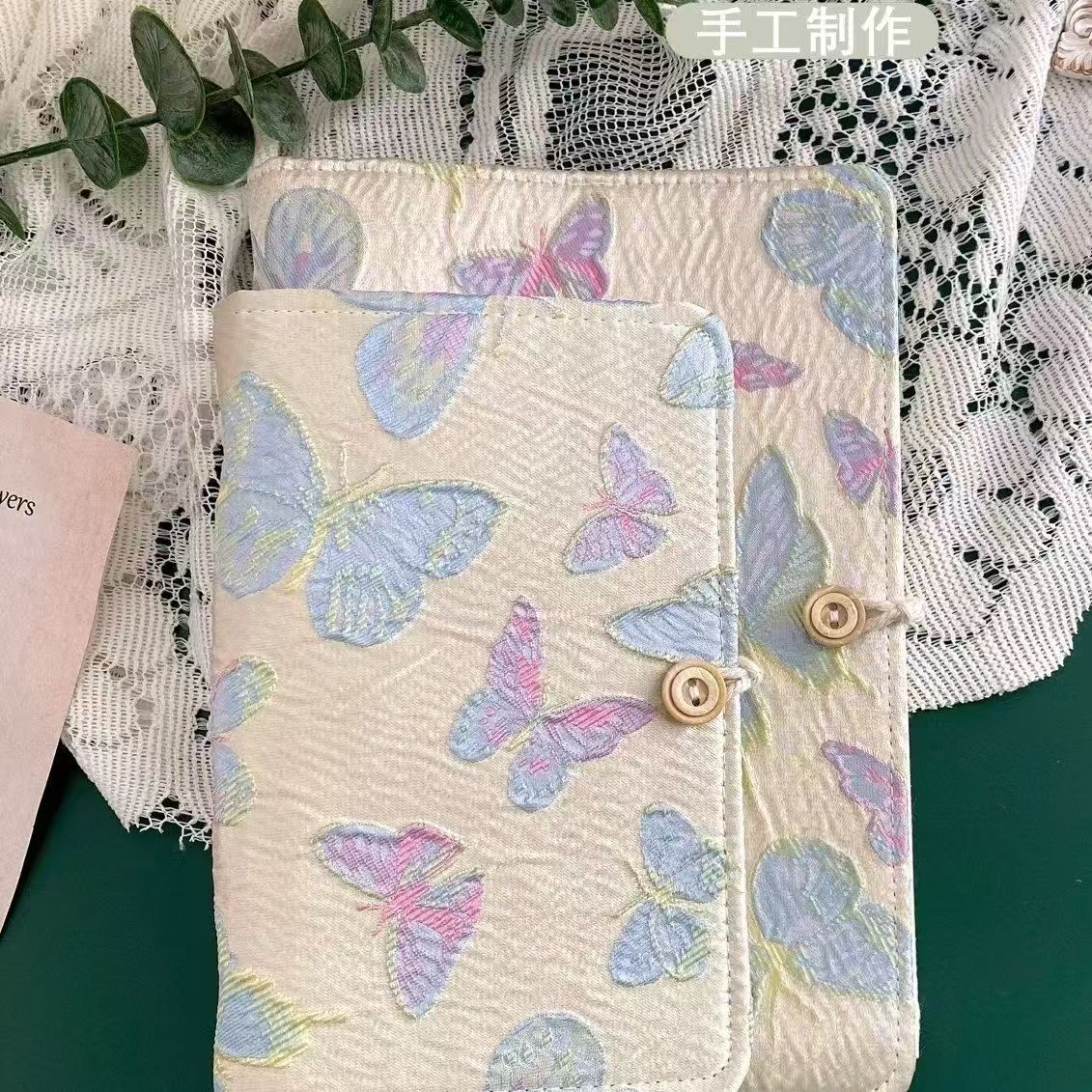 Loose-leaf notebook with fabric cover and 90 blank inner pages