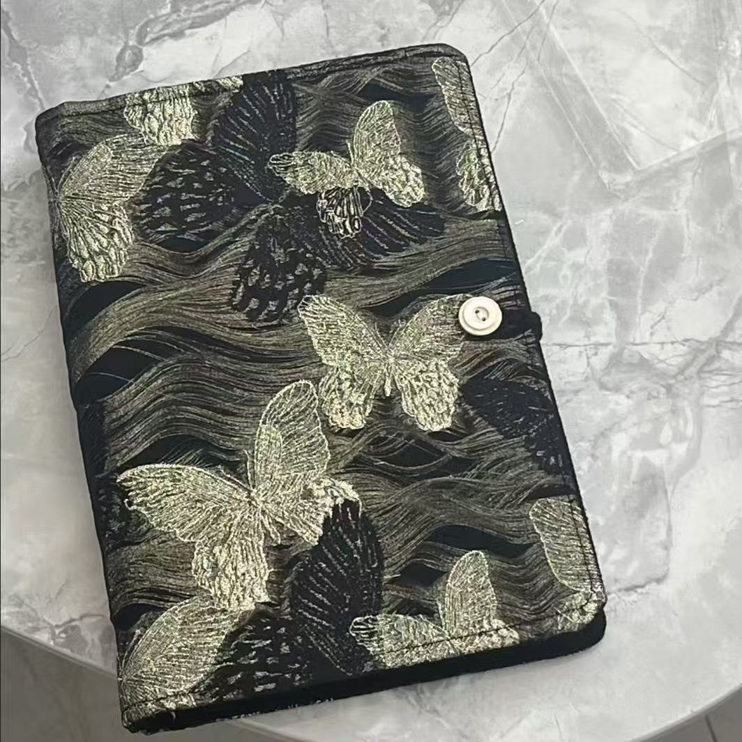 Loose-leaf notebook with fabric cover and 90 blank inner pages