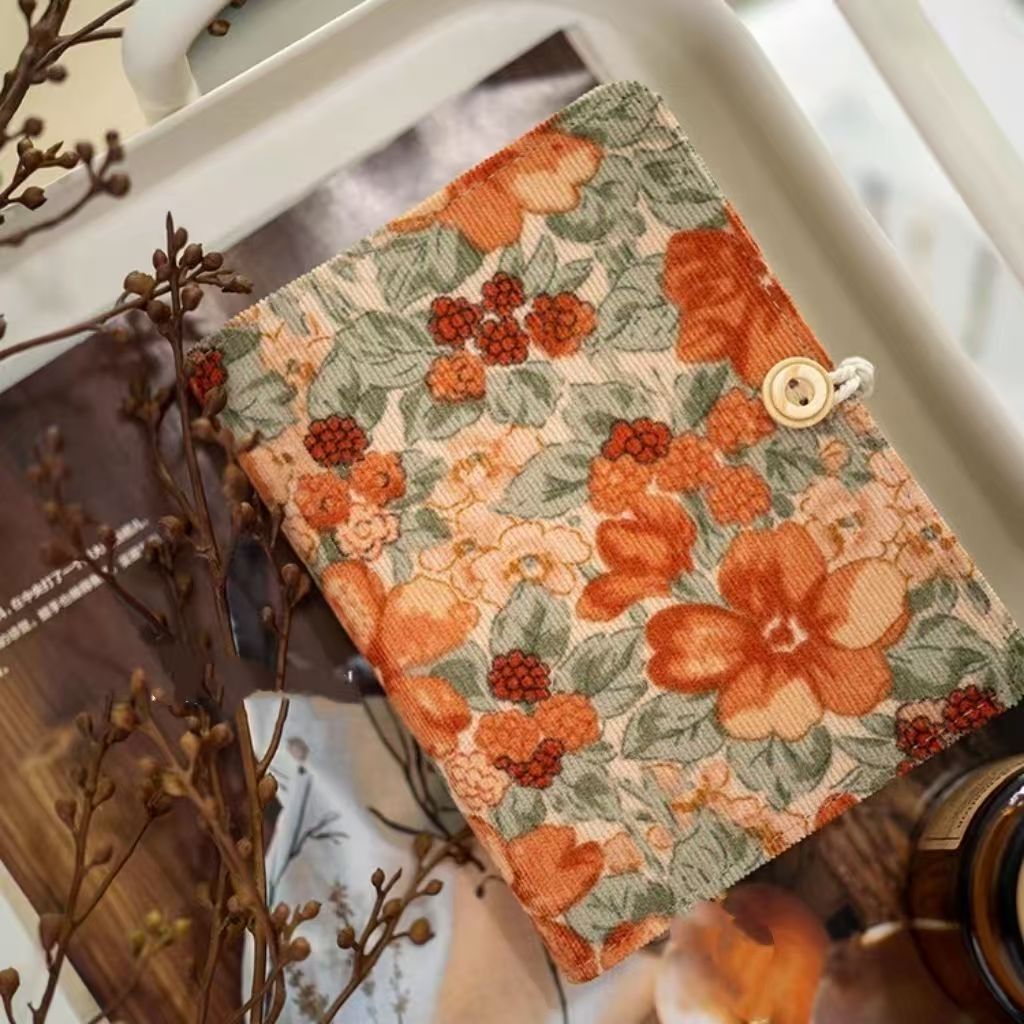 Loose-leaf notebook with fabric cover and 90 blank inner pages