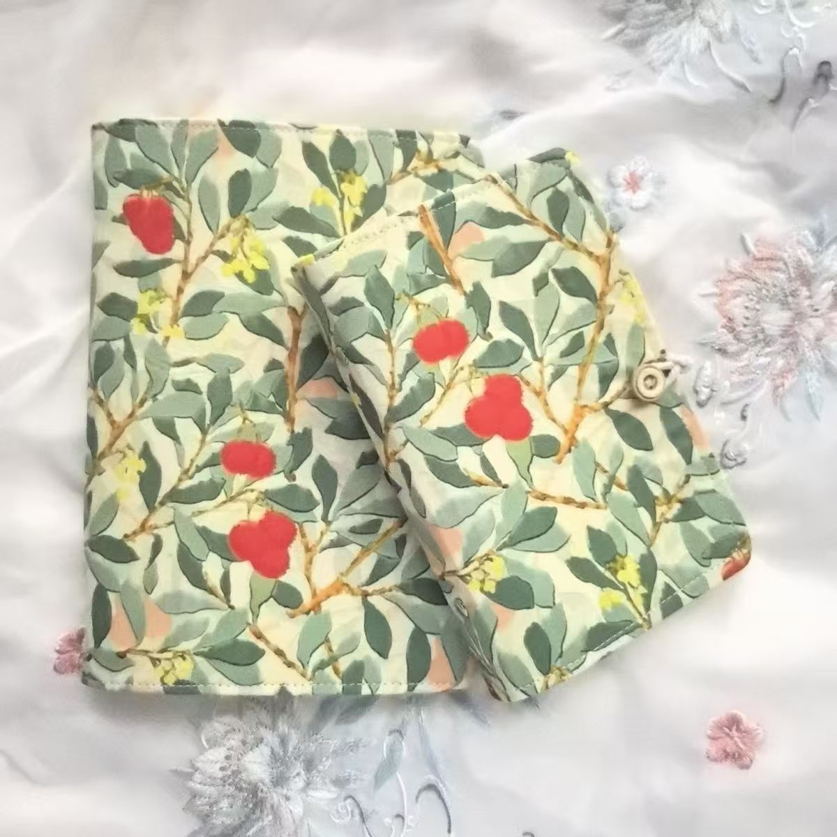 Loose-leaf notebook with fabric cover and 90 blank inner pages