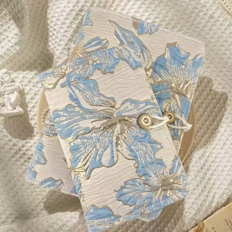 Loose-leaf notebook with fabric cover and 90 blank inner pages