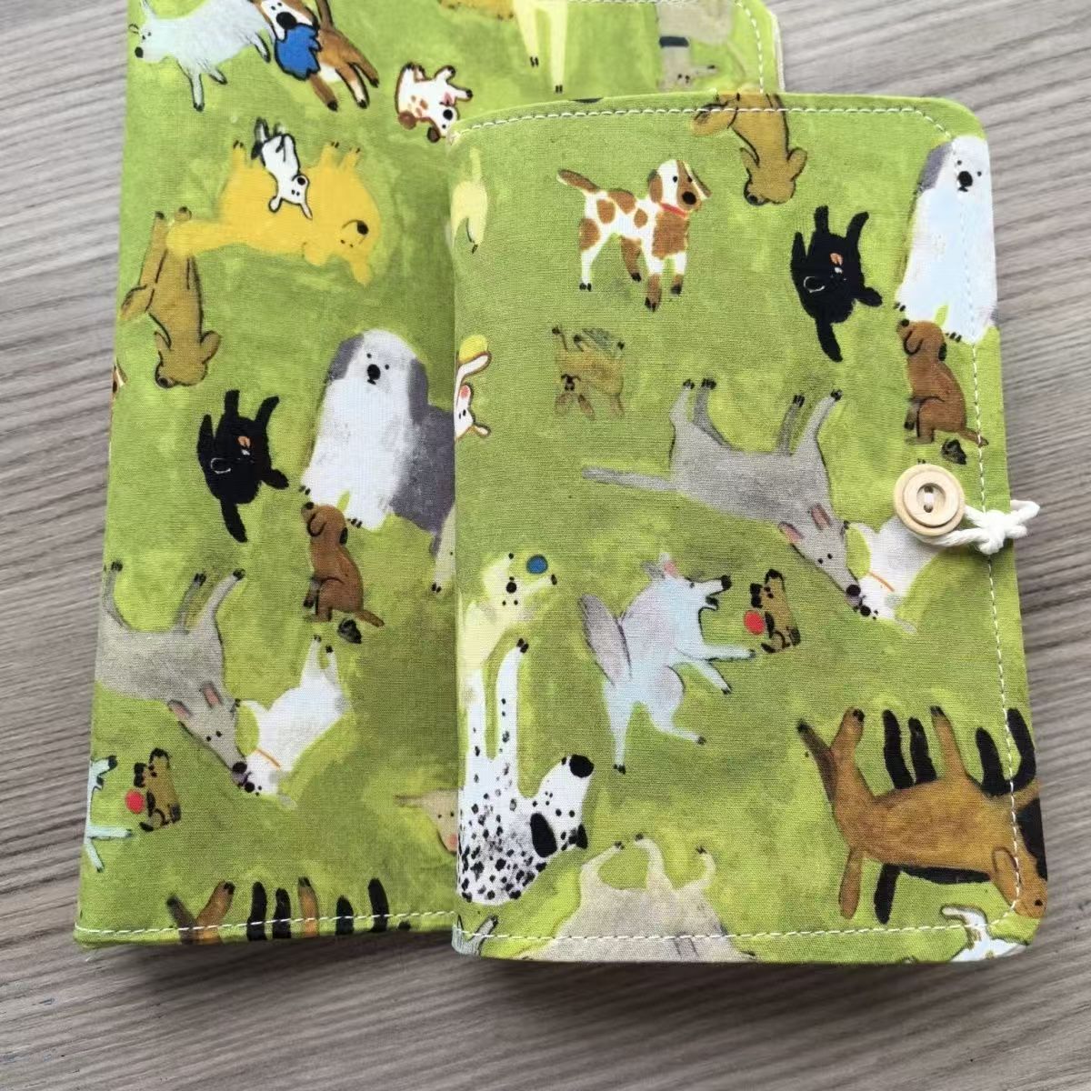 Loose-leaf notebook with fabric cover and 90 blank inner pages