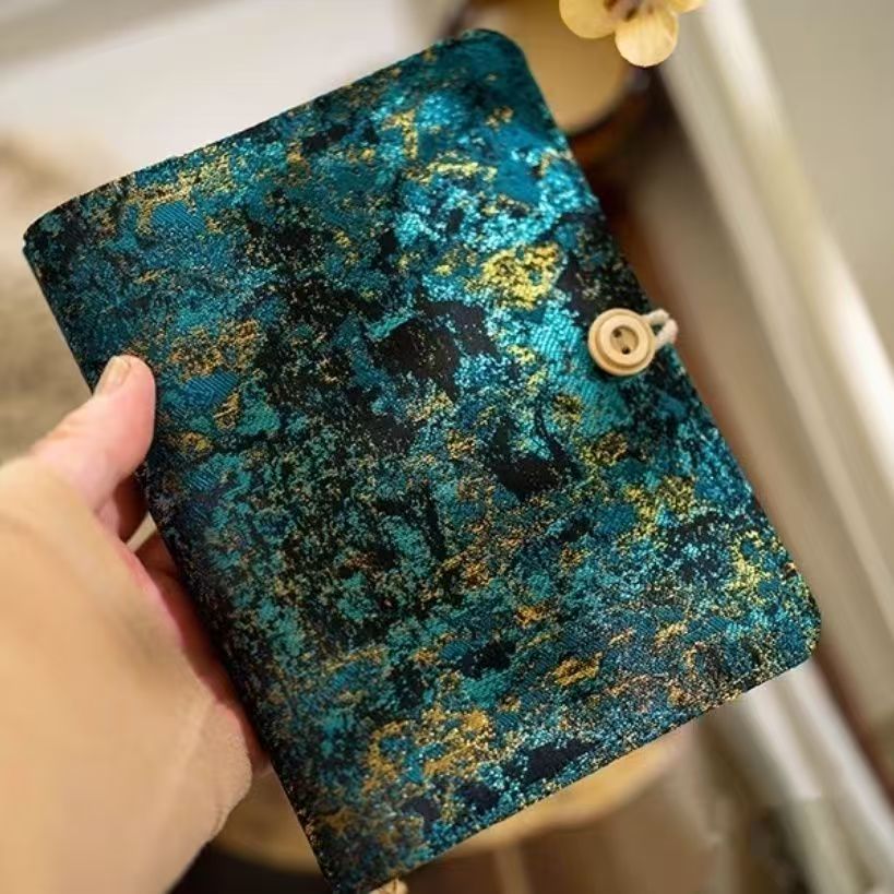 Loose-leaf notebook with fabric cover and 90 blank inner pages