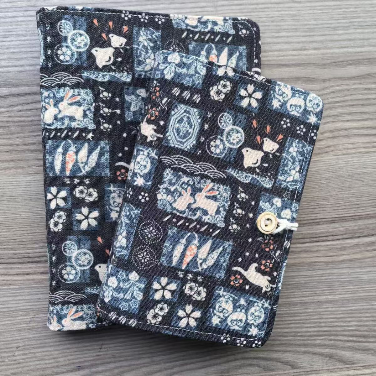 Loose-leaf notebook with fabric cover and 90 blank inner pages